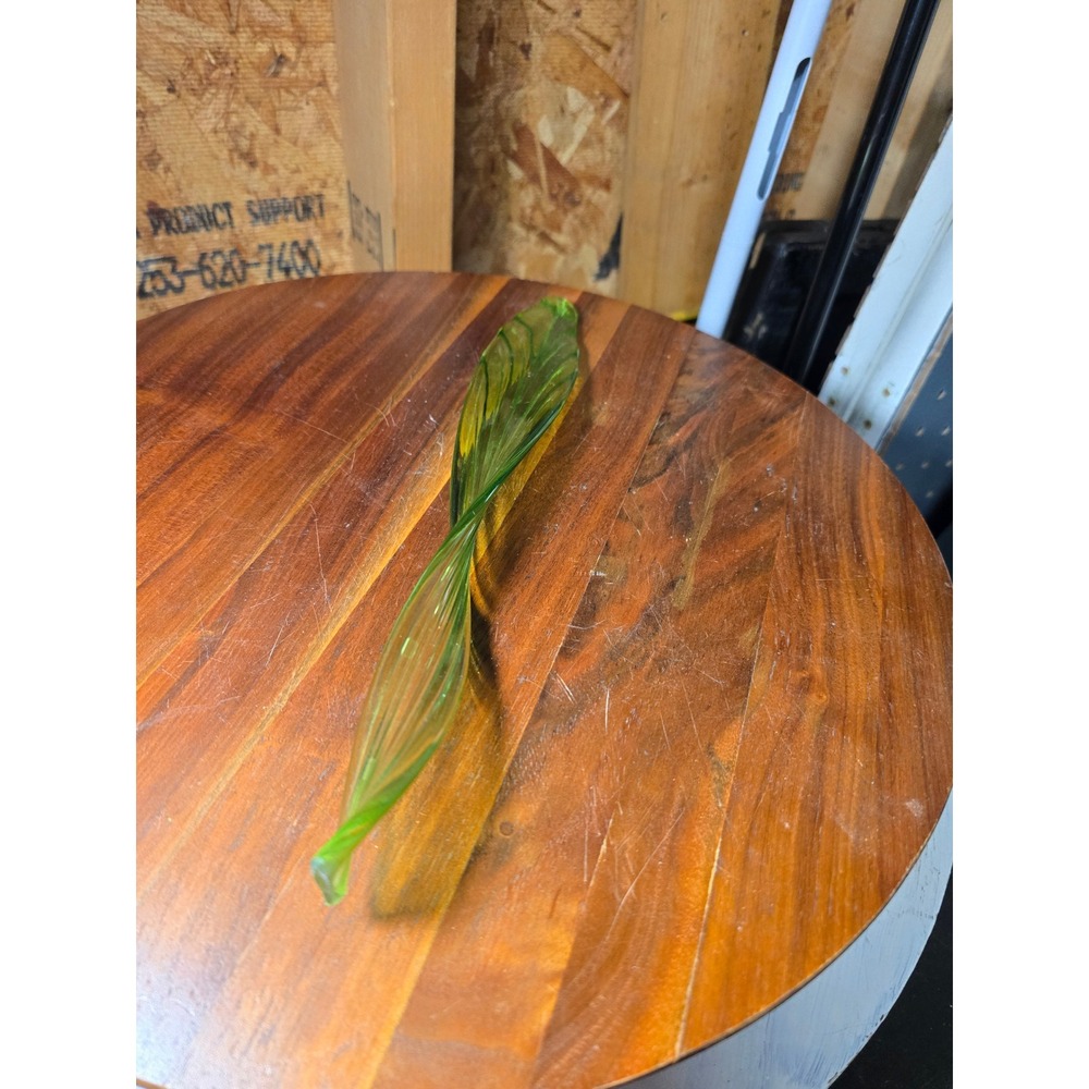 Vintage Chartreuse Green Art Glass Twisted Leaf Sculpture Hand Blown MCM Decor - Picture 1 of 5